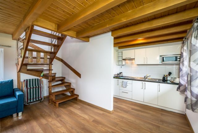 Kuchnia i pokój w domku drewnianym