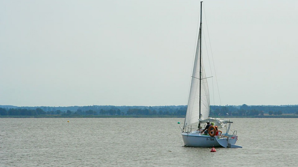 Jacht na jeziorze Bukowo