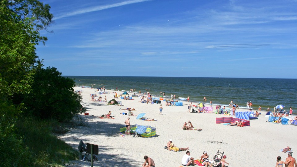 Widok na plażę w Łukęcinie z zejścia