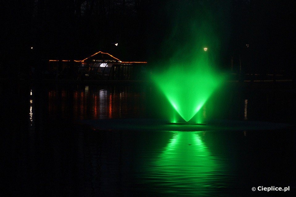 Pawilon Norweski i kolorowa fontanna nocą
