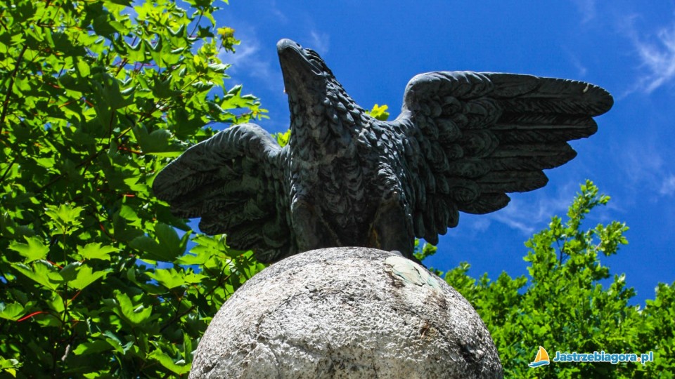 Rzeźba orła wieńcząca wysoki obelisk przy wejściu do Lisiego Jar