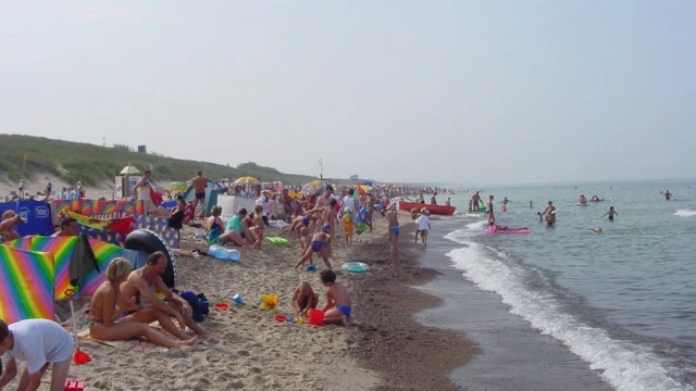 W sezonie na plaży w Darłowie jest dużo turystów.