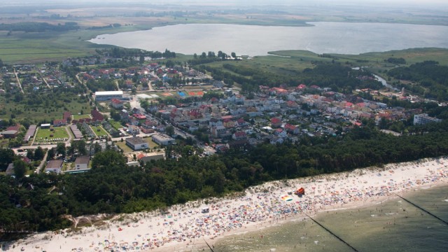 Widok z lotu ptaka na morze, plażę, Dźwirzyno i jezioro