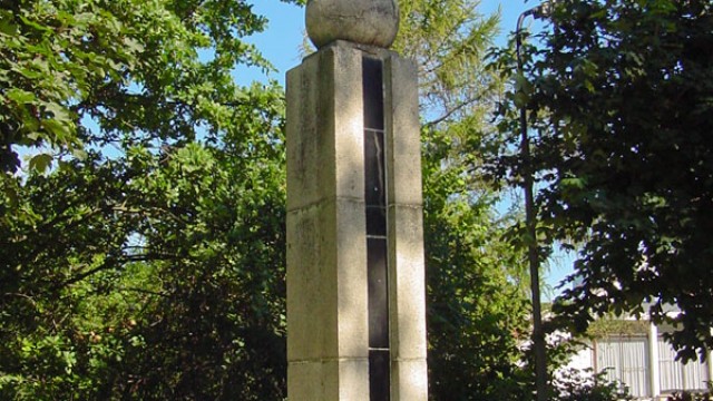 Obelisk przy wejściu do Lisiego Jaru