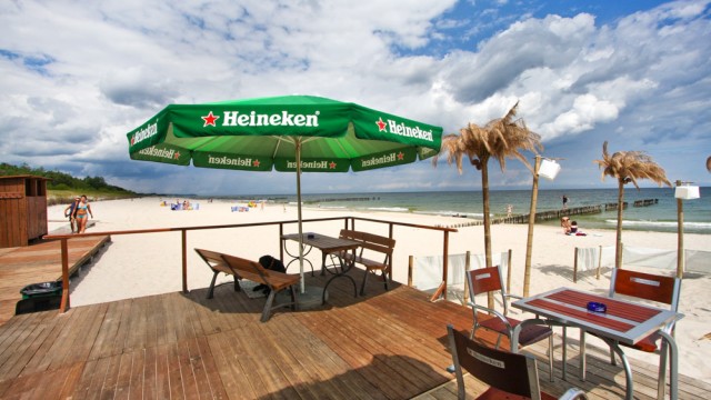 plaża i bar na plaży w Chałupach