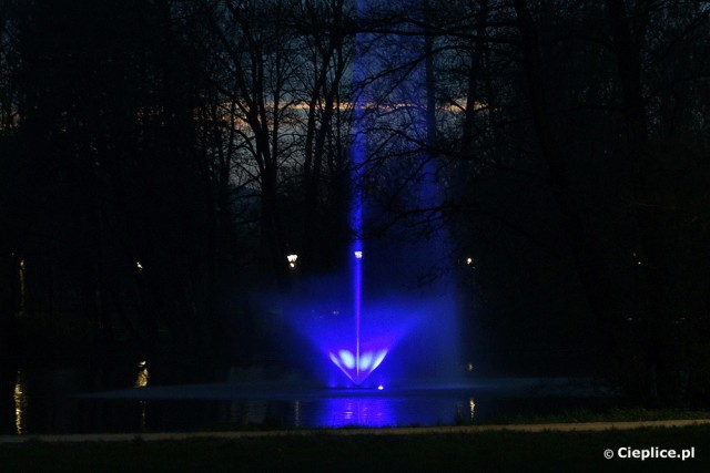 Kolorowa fontanna w Parku Norweskim