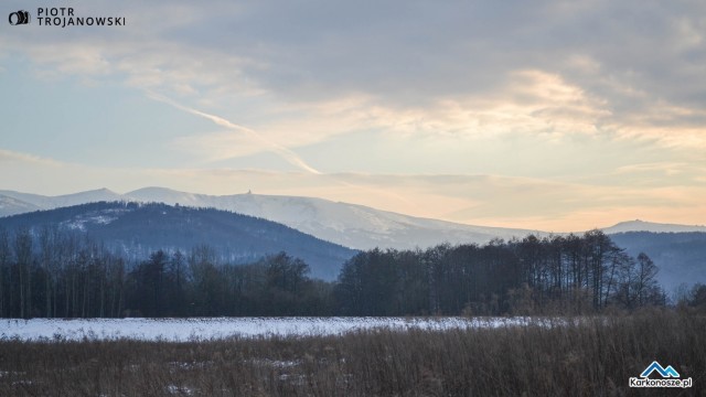 Zamek Chojnik, w tle Śnieżne Kotły i Szrenica