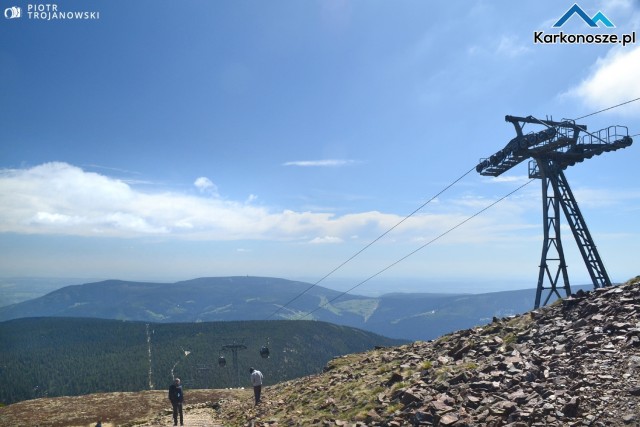 Widok spod górnej stacji kolei gondolowej