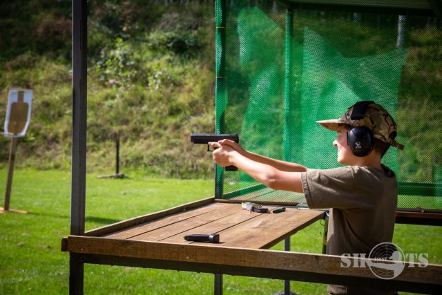 Nauka strzelania z broni palnej na strzelnicy