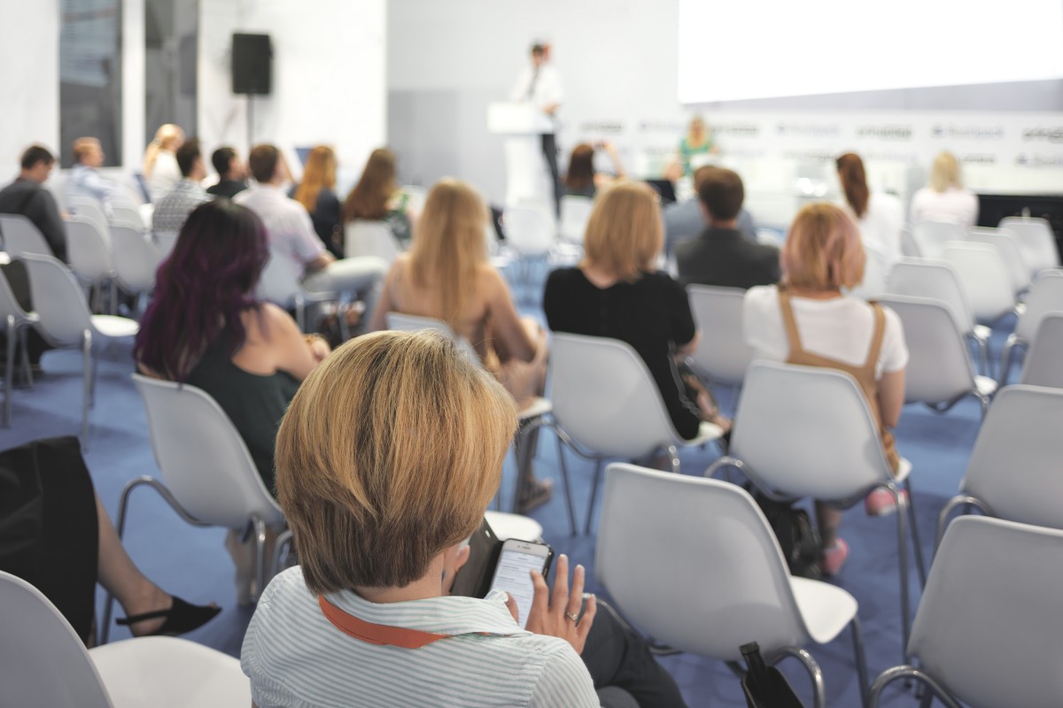 Sala konferencyjna z projektorem przygotowana na konferencję w Karkonoszach, szkolenie lub spotkanie firmowe.