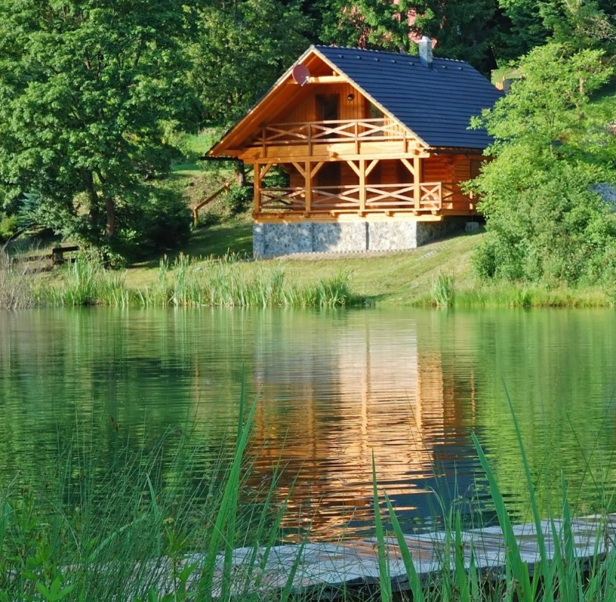 Domki nad jeziorem – doskonały wybór na wakacje pełne relaksu!