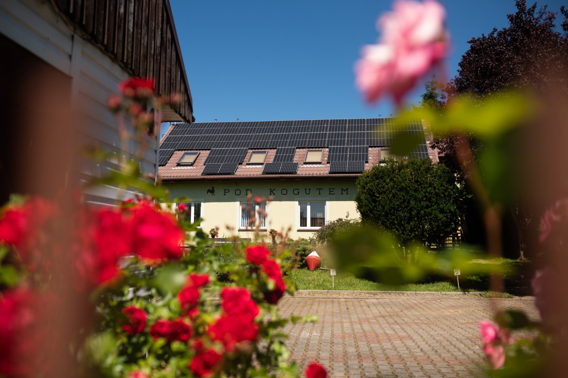 BUDYNEK z 4 dużymi apartamentami