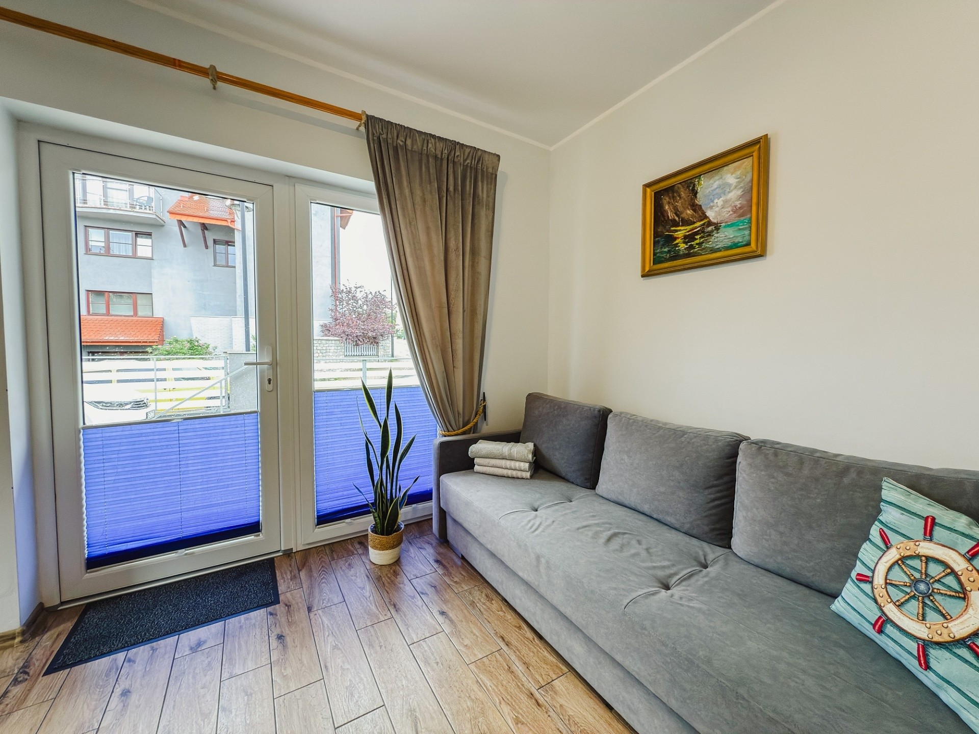 Salon z aneksem kuchennym i bezpośrednim wyjściem 