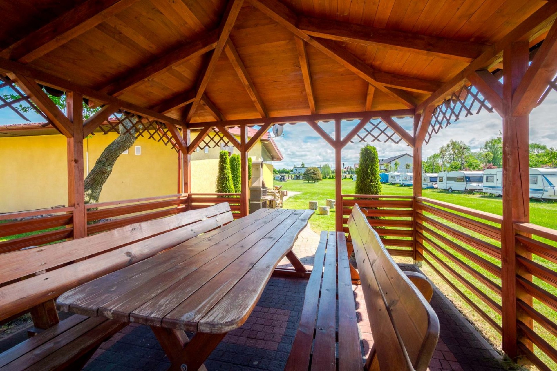 Pole Namiotowe i Pokoje U GIENIA