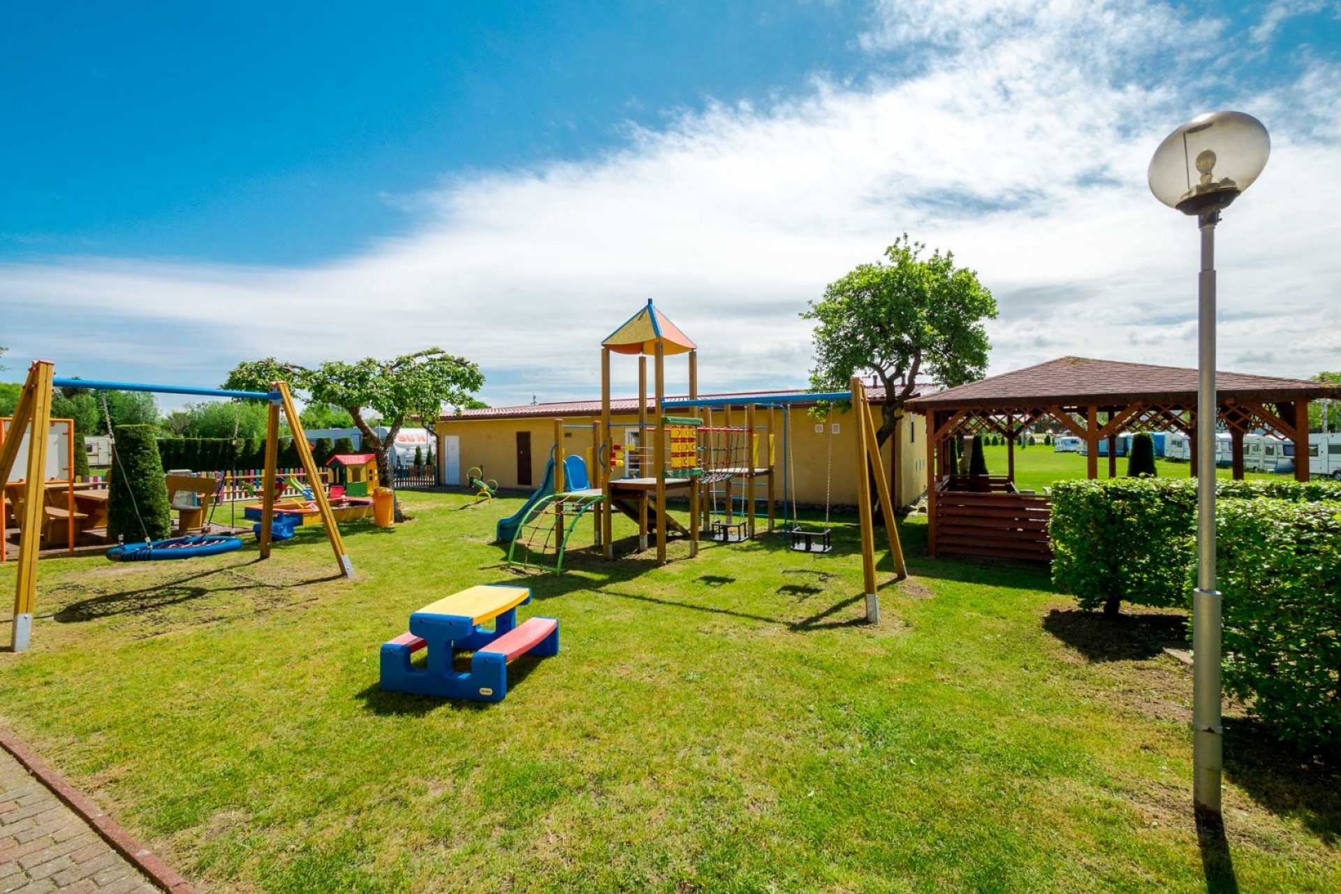 Pole Namiotowe i Pokoje U GIENIA