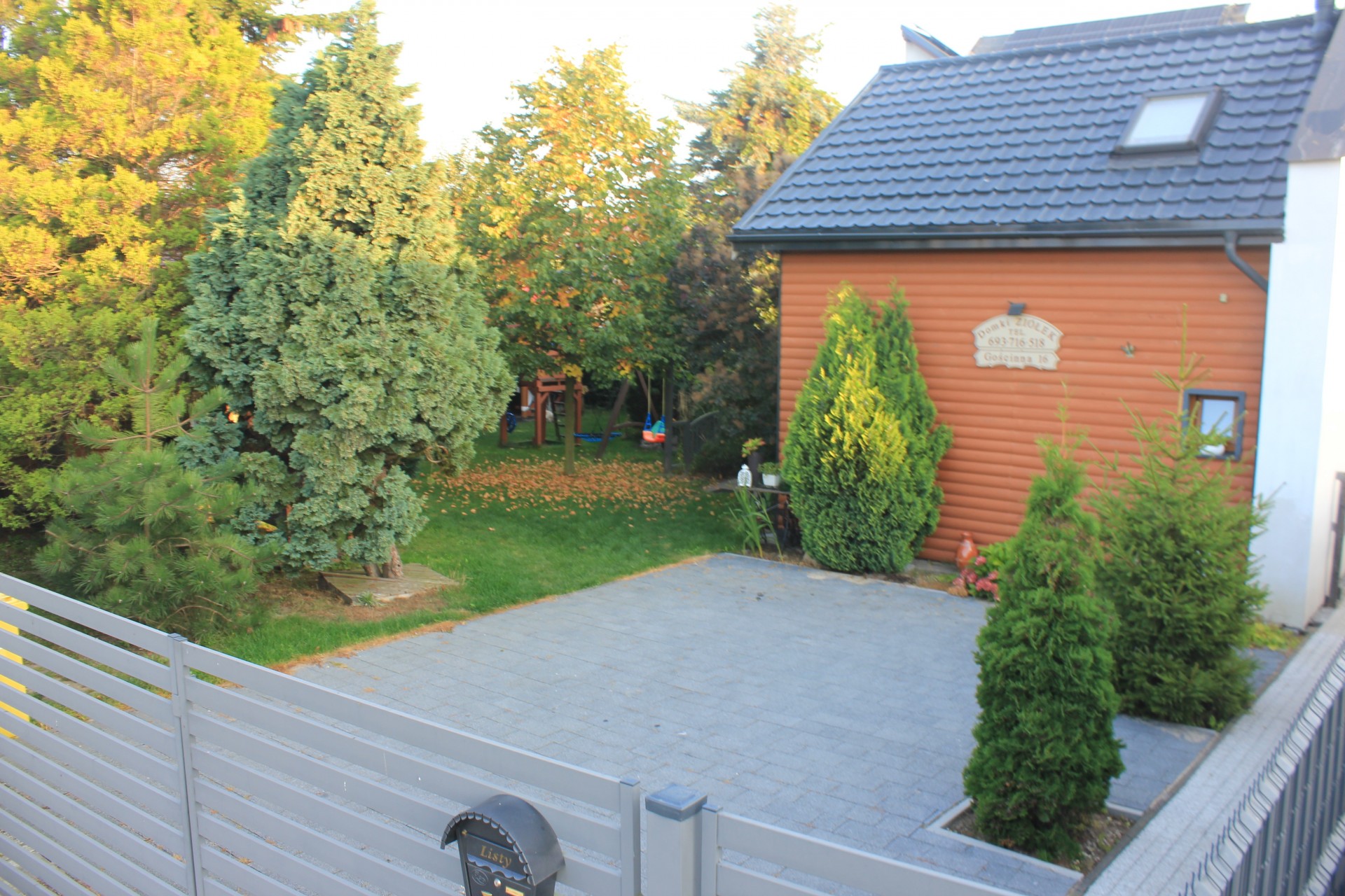 Parking przy domku z patio