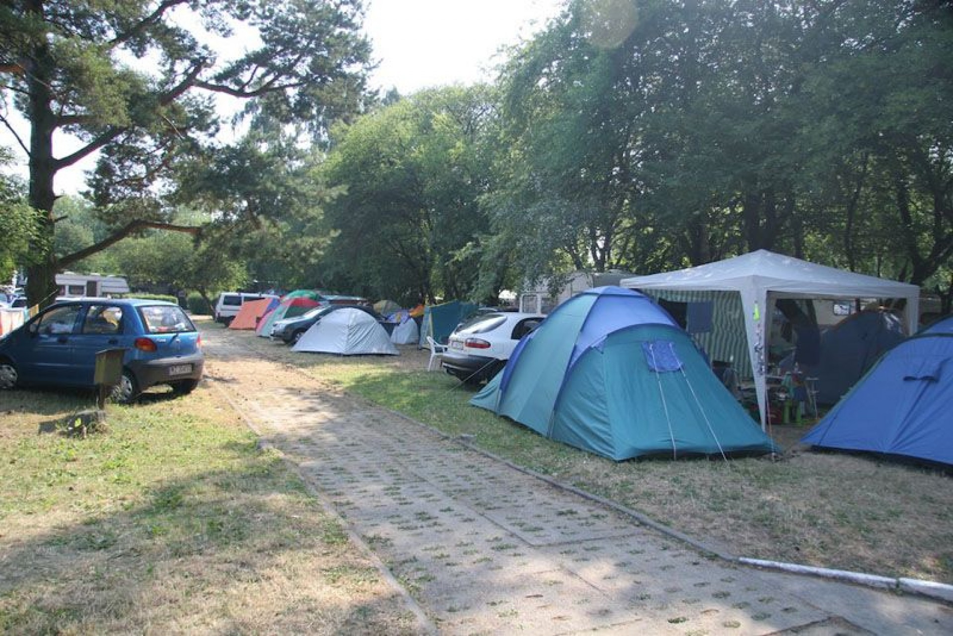 DOMKI I POLE NAMIOTOWE NA SKARPIE