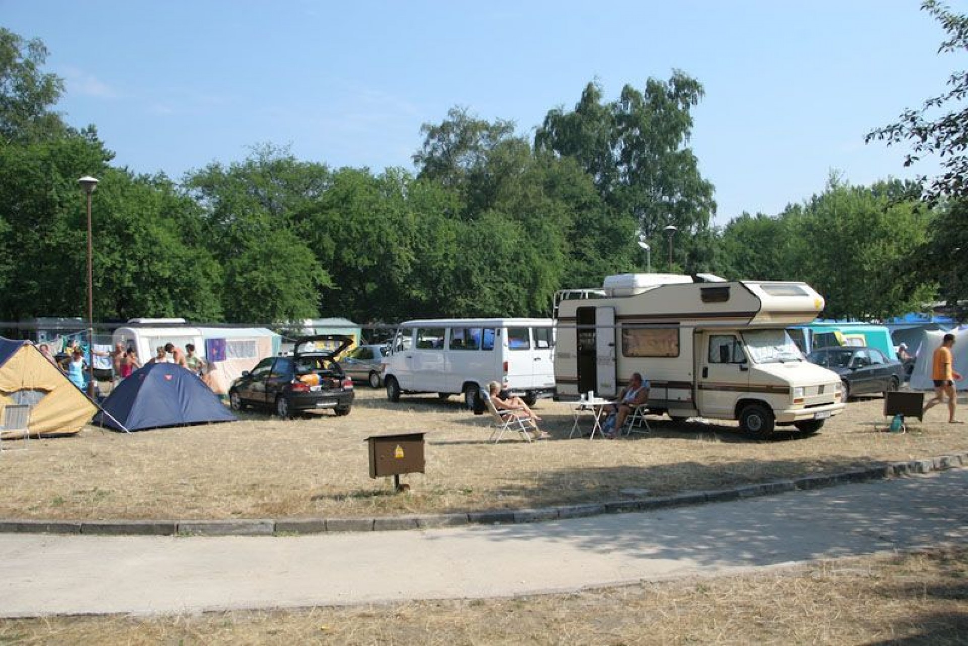 DOMKI I POLE NAMIOTOWE NA SKARPIE