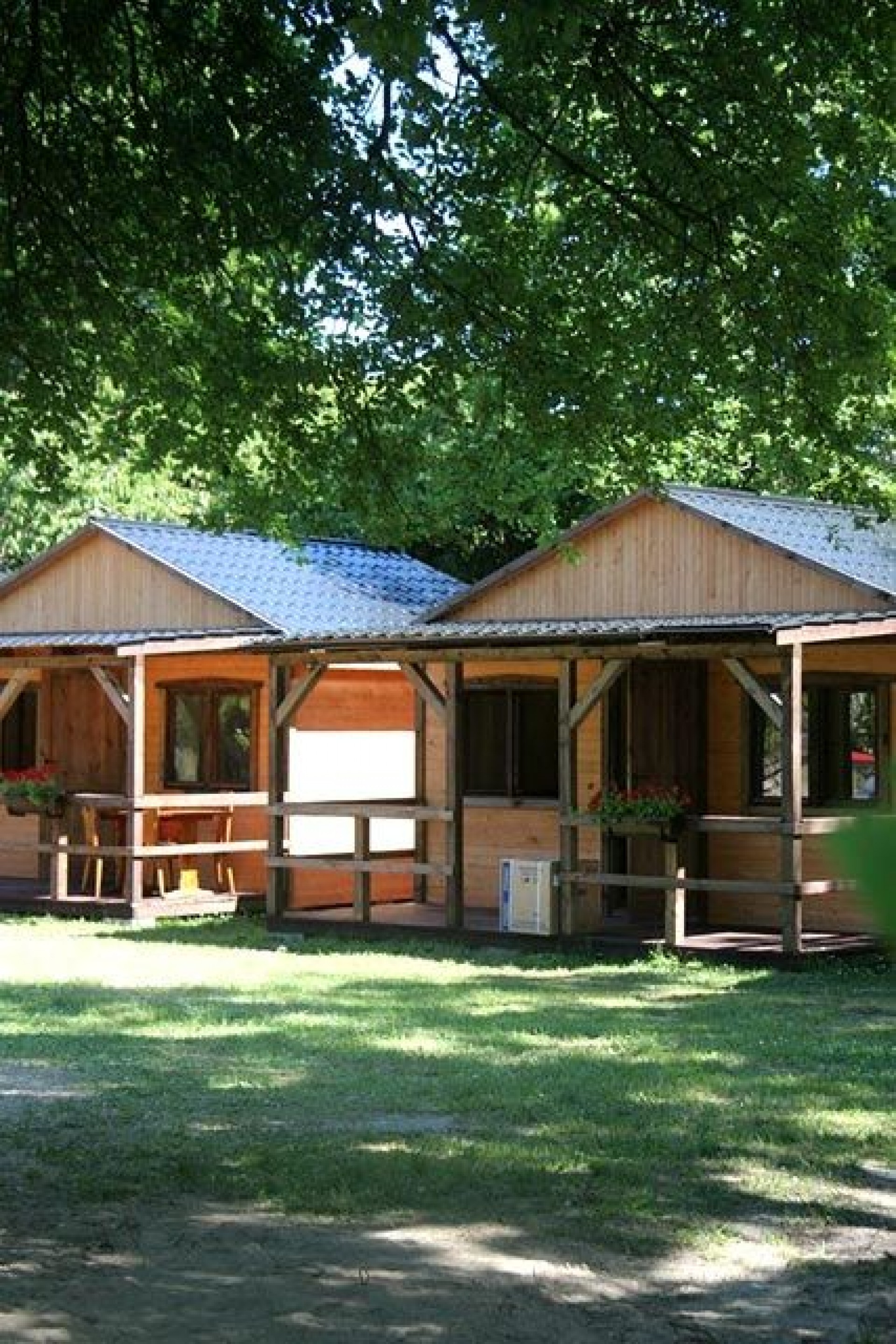 DOMKI I POLE NAMIOTOWE NA SKARPIE