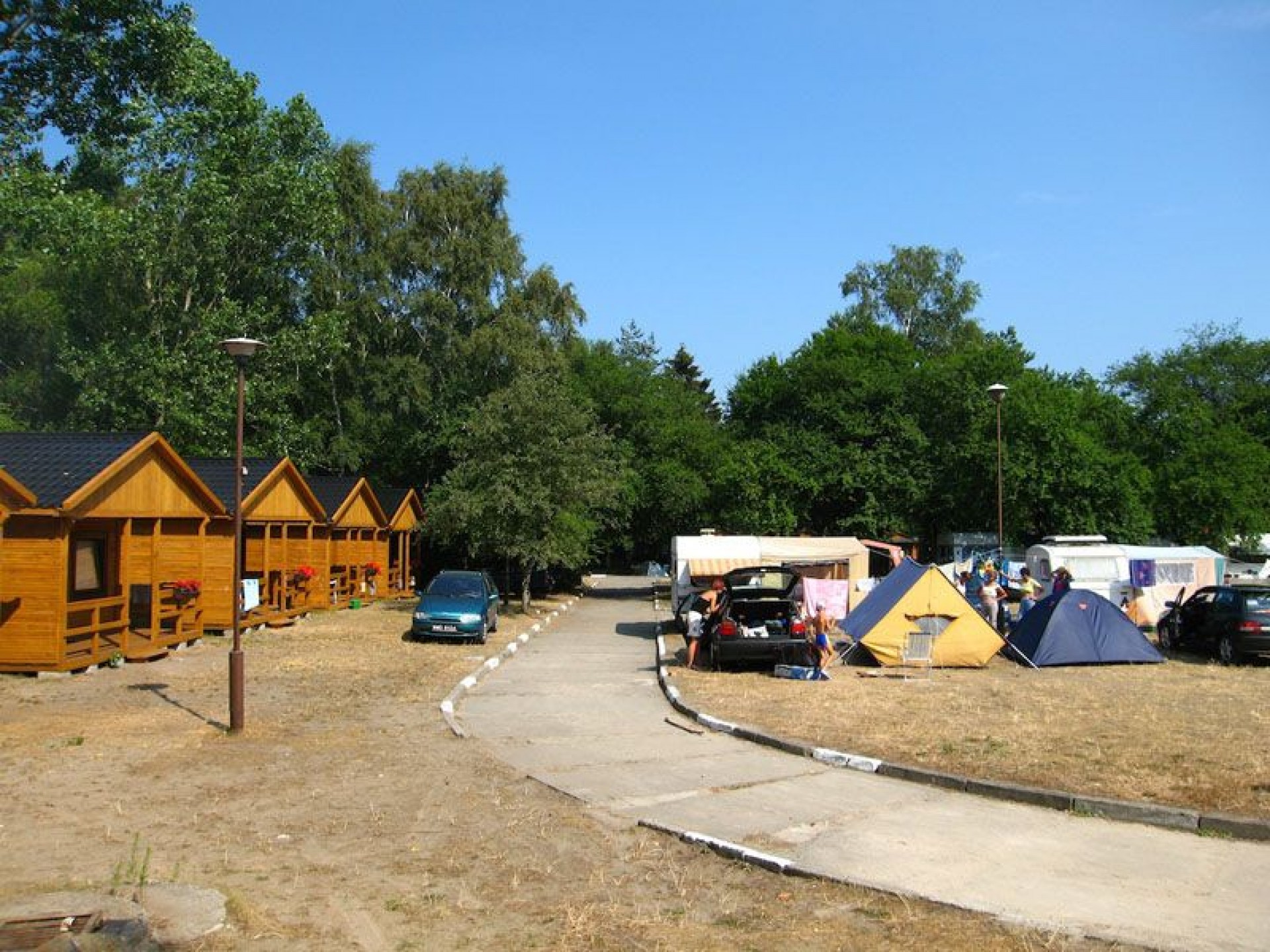 DOMKI I POLE NAMIOTOWE NA SKARPIE