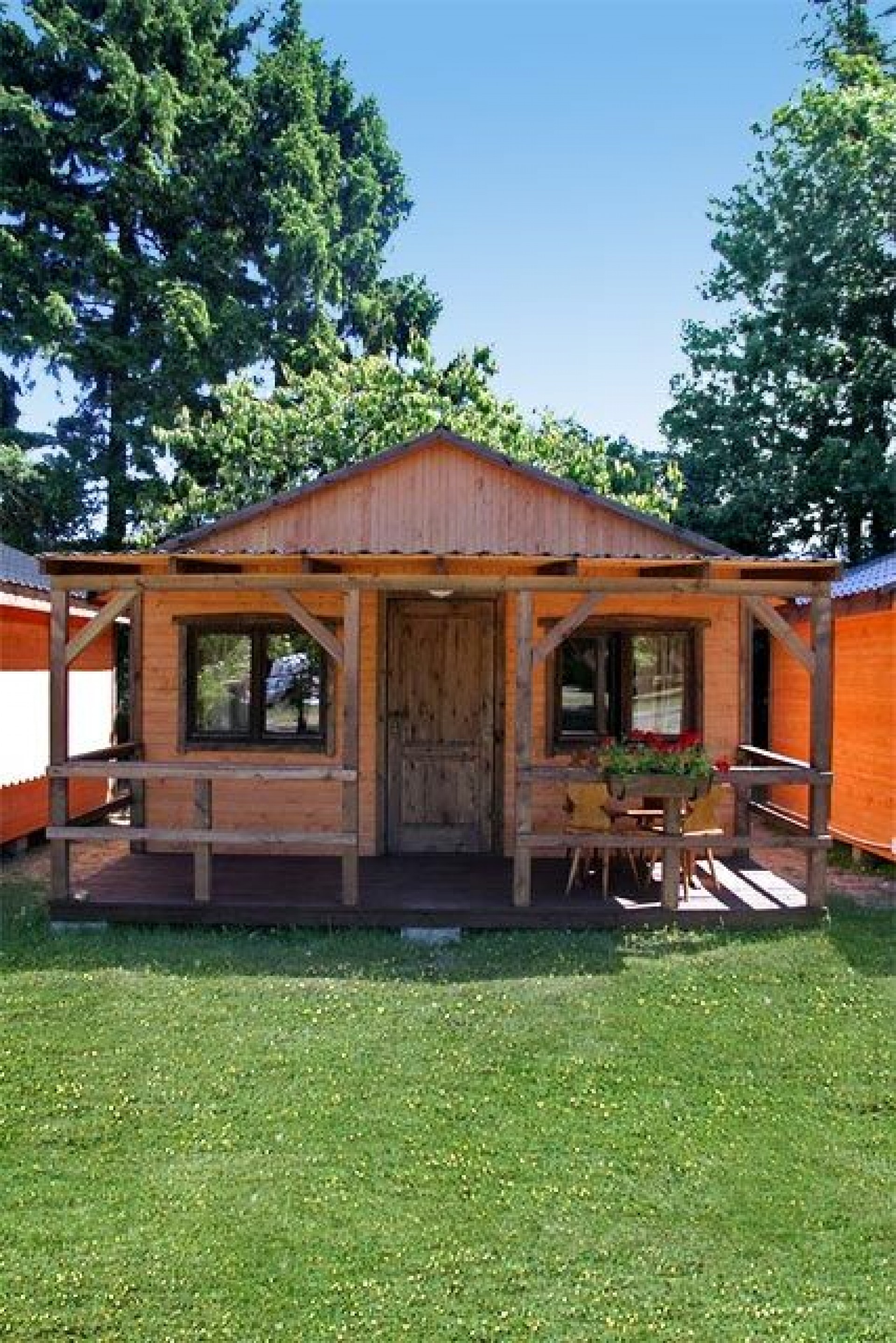 DOMKI I POLE NAMIOTOWE NA SKARPIE