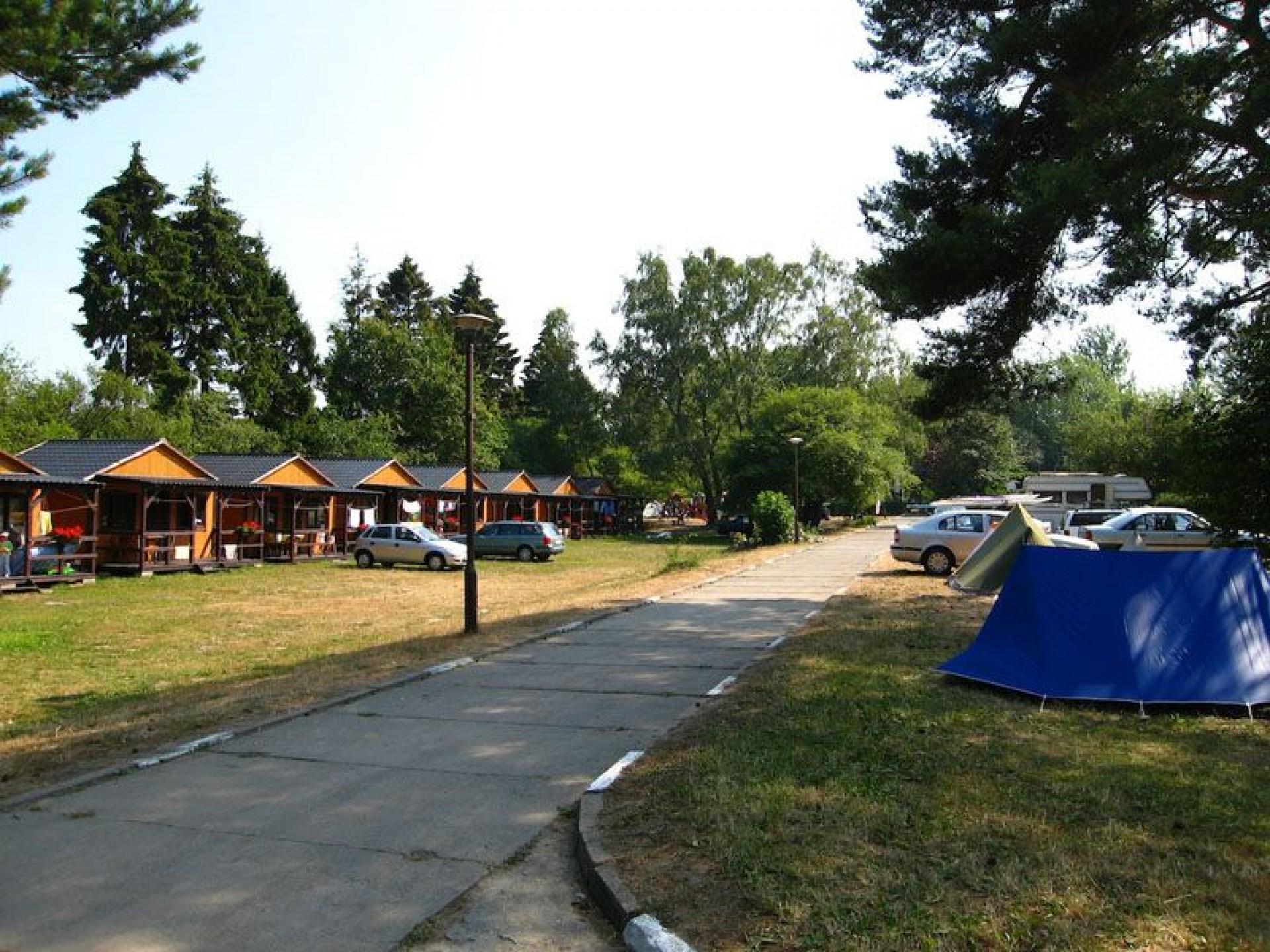 DOMKI I POLE NAMIOTOWE NA SKARPIE