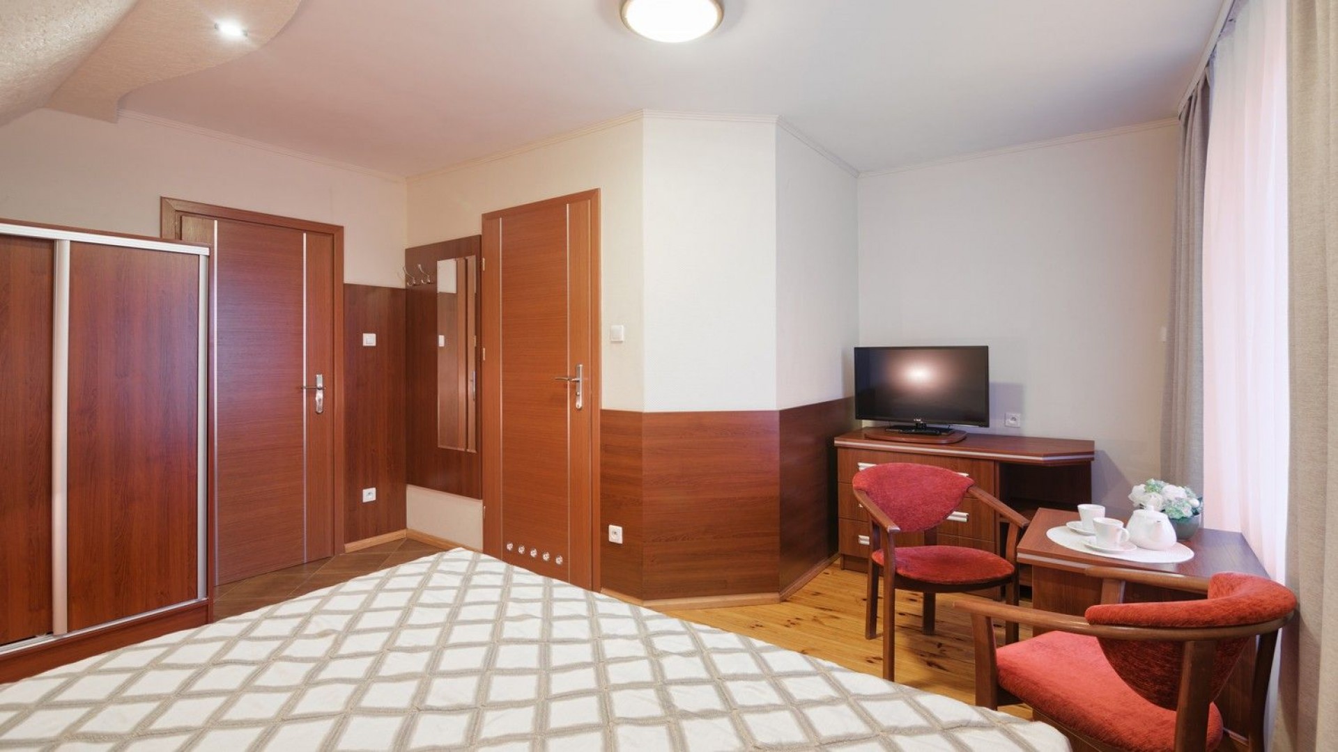 Pensjonat TADEUSZ I APARTAMENTY