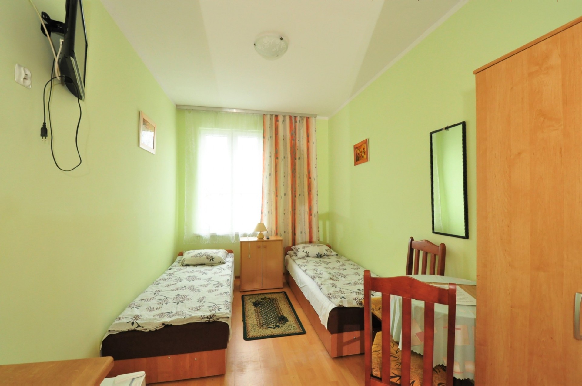 pokój 2-3 os. w starszym budynku