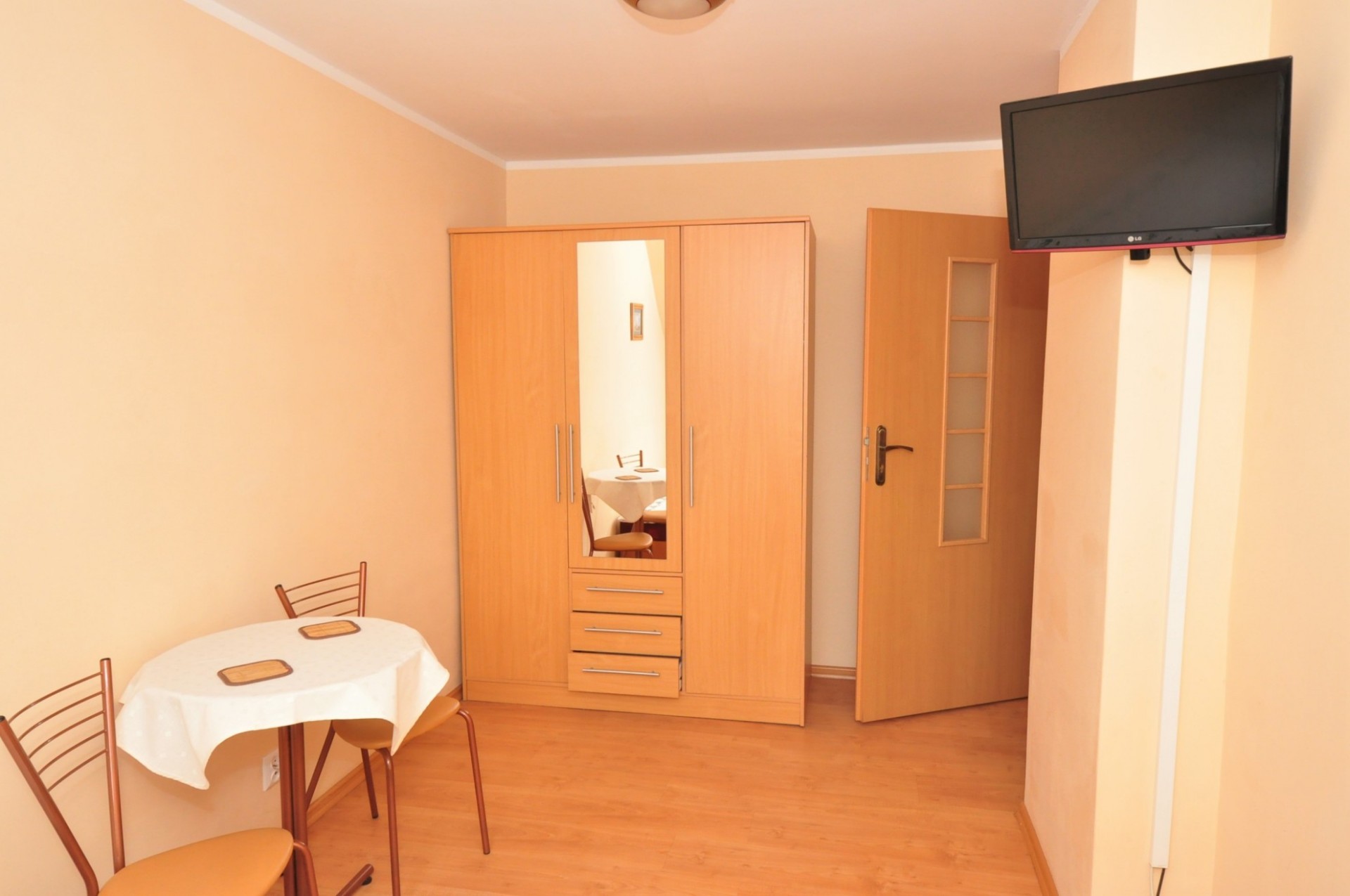 pokój studio (2+2) w pawilonie letnim pomieszczenie 2