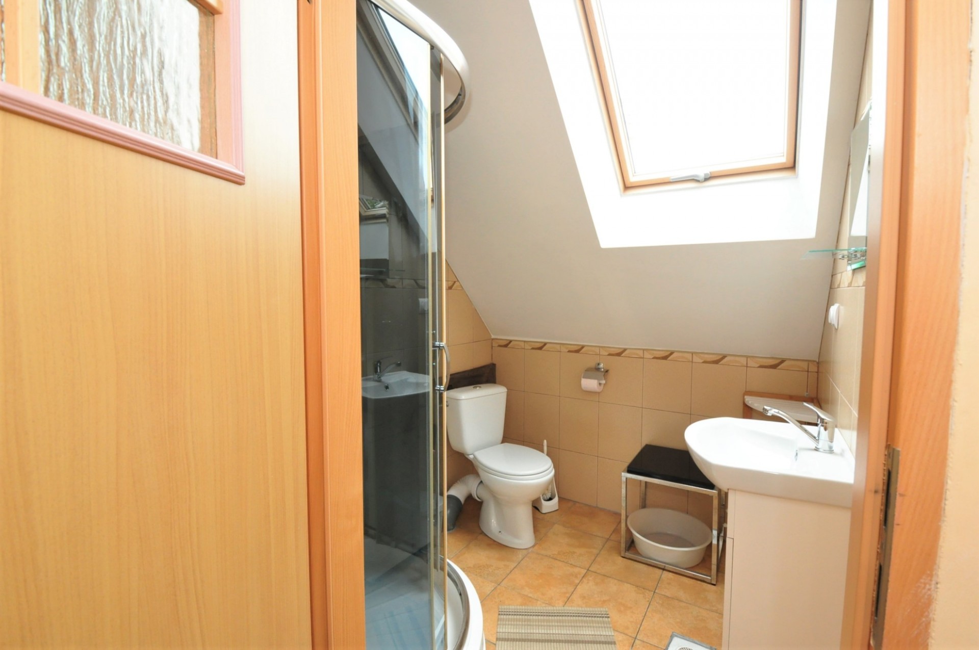 łazienka pokoju 2 os. w starszym budynku