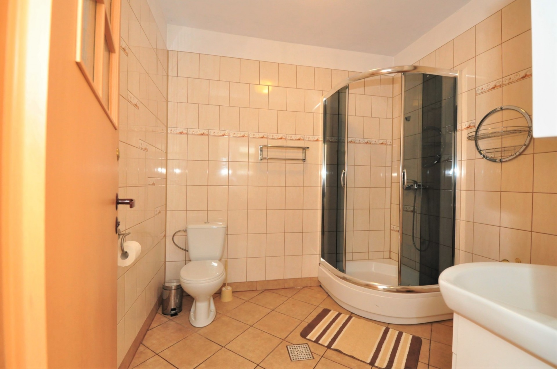 łazienka pokoju 4 os. w starszym budynku