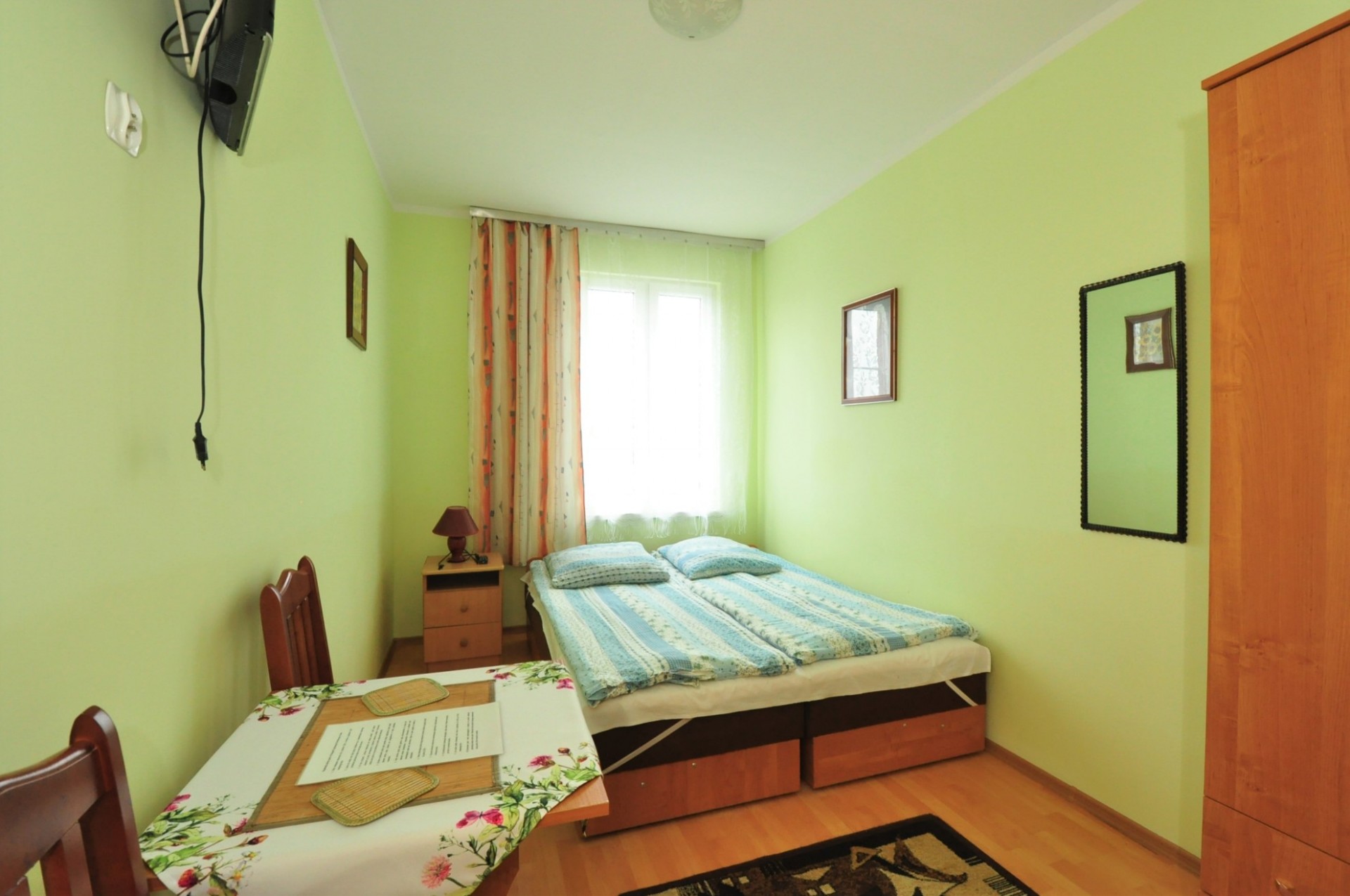 pokój 2 os. w starszym budynku