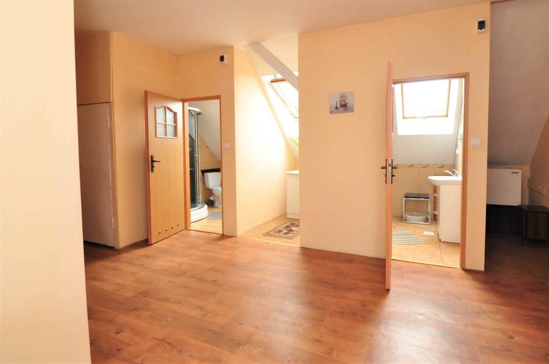 hol oraz łazienki pokoi w starszym budynku