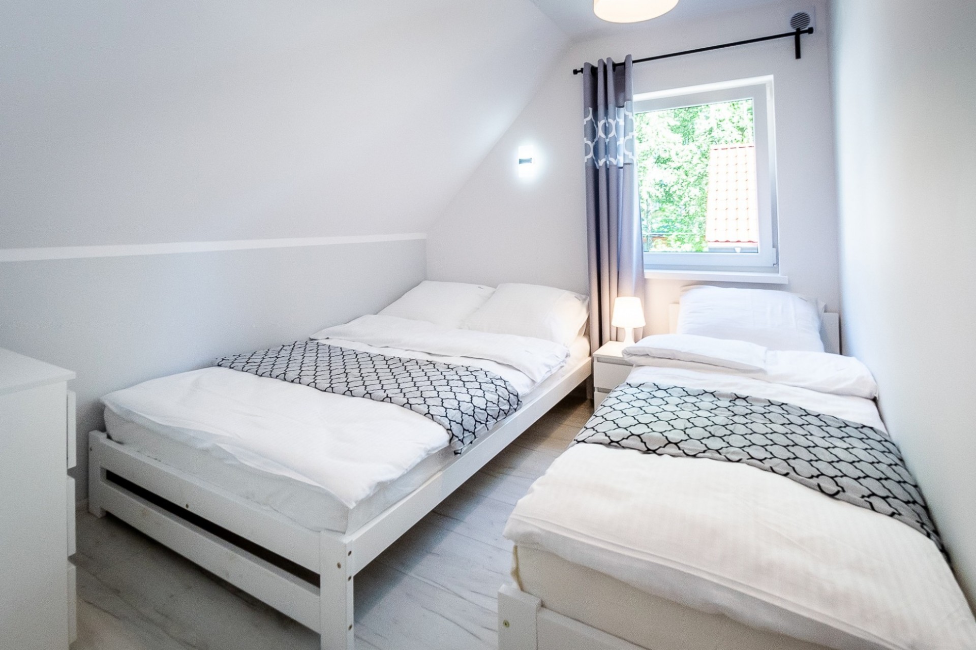 Domek piętrowy z dwiema łazienkami całoroczny - 2 sypialnie i salon