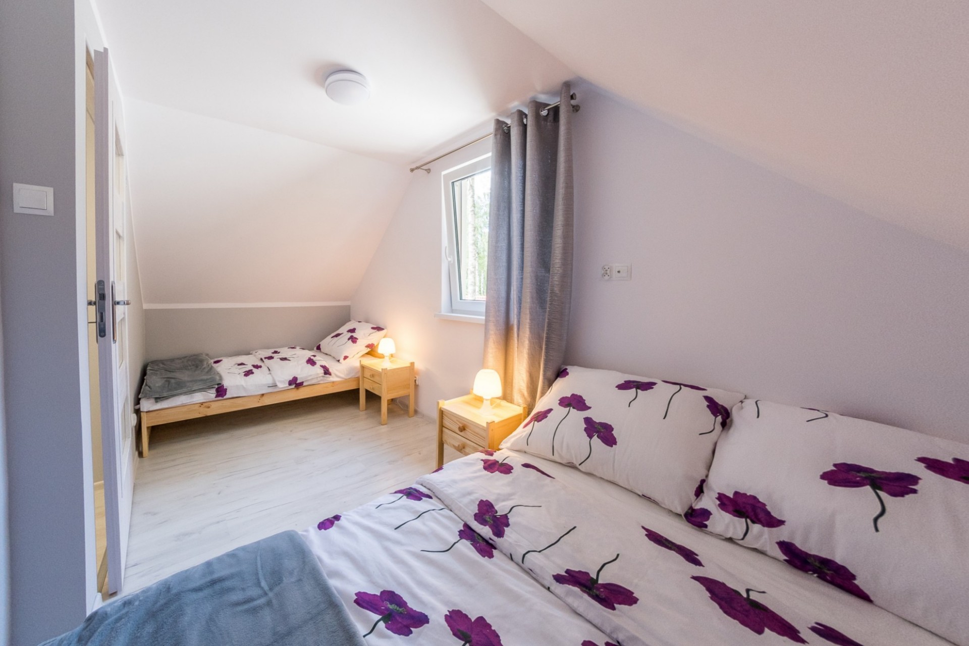 Domek piętrowy z dwiema łazienkami całoroczny - 2 sypialnie i salon