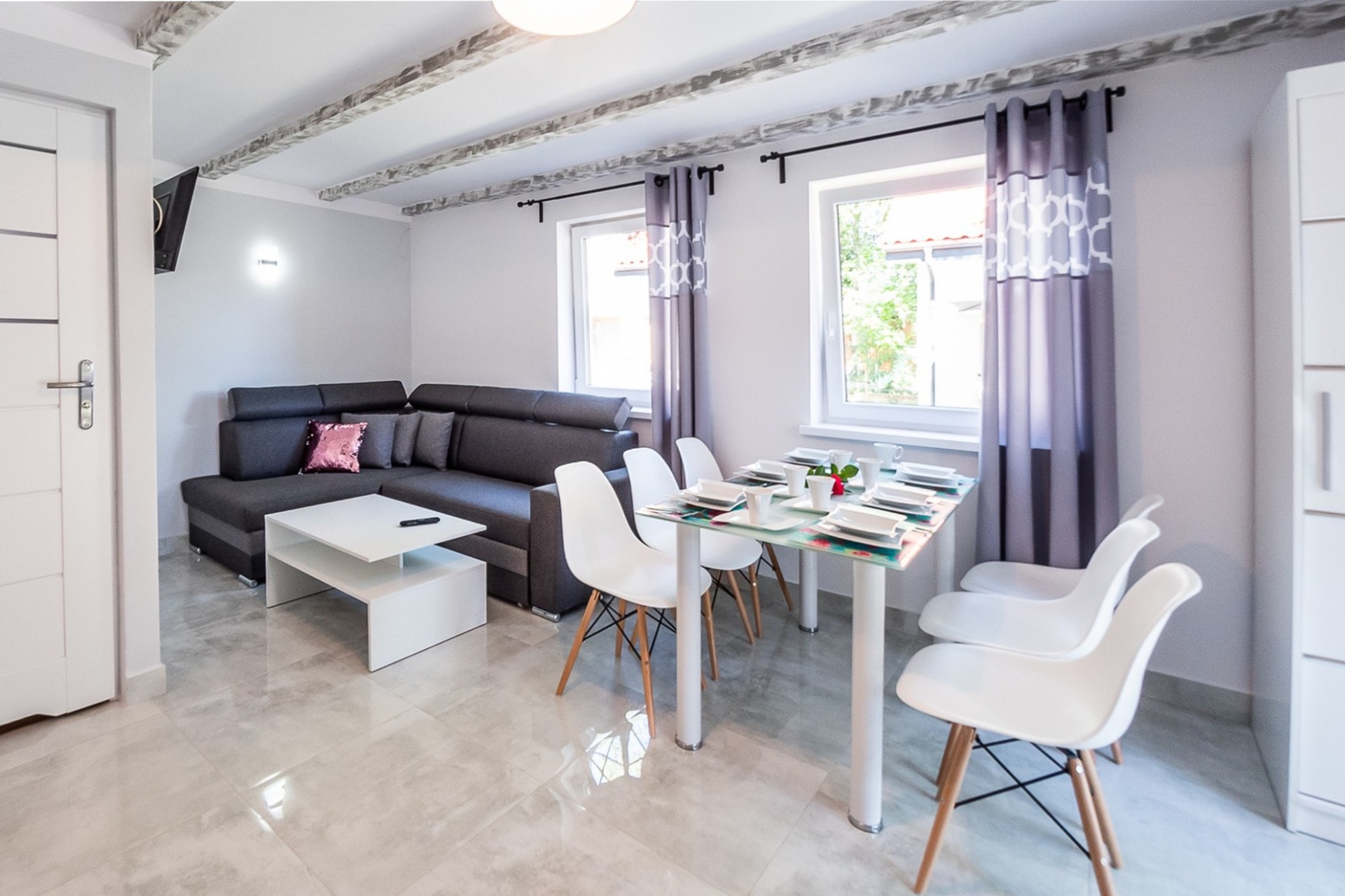 Domek piętrowy z dwiema łazienkami całoroczny - 2 sypialnie i salon