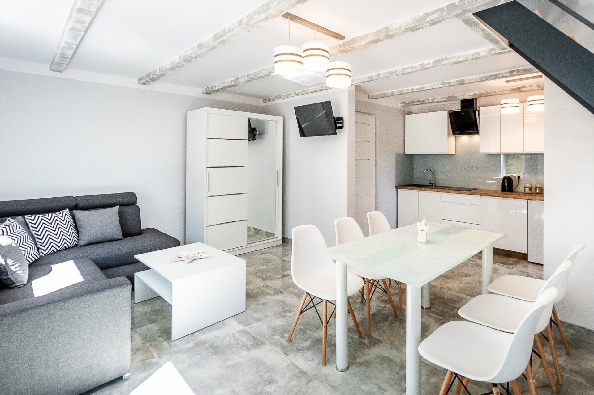 Domek piętrowy z dwiema łazienkami całoroczny - 3 sypialnie i salon