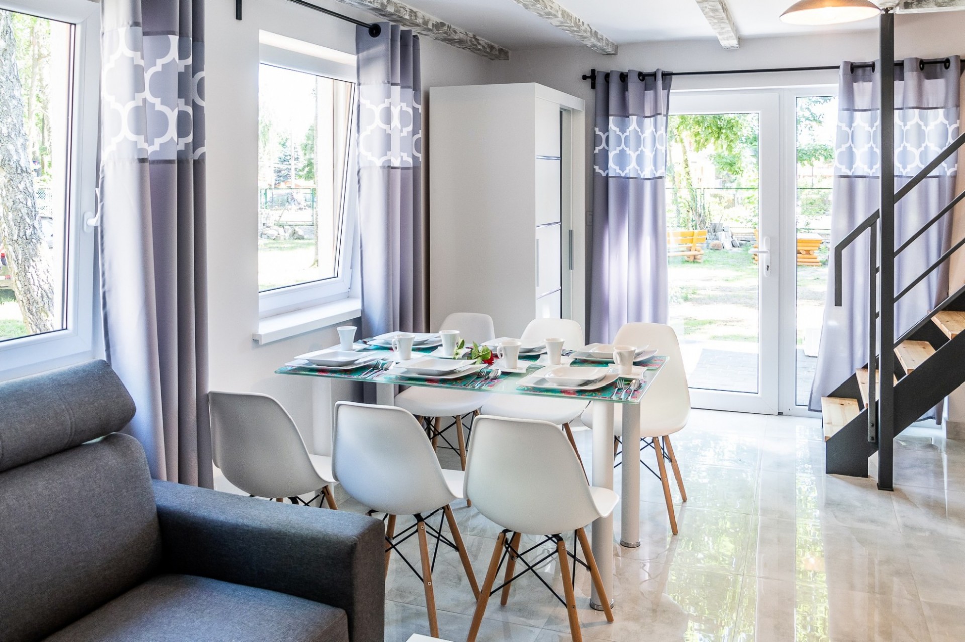 Domek piętrowy z dwiema łazienkami całoroczny - 2 sypialnie i salon