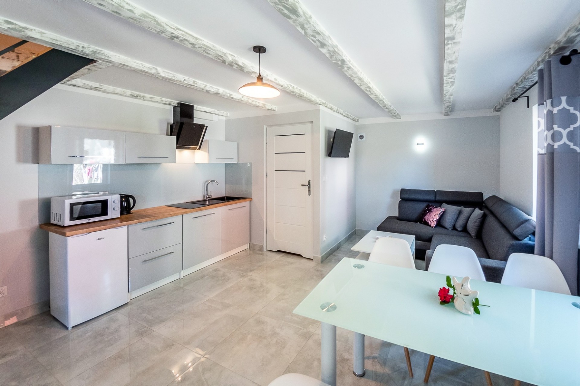 Domek piętrowy z dwiema łazienkami całoroczny - 2 sypialnie i salon