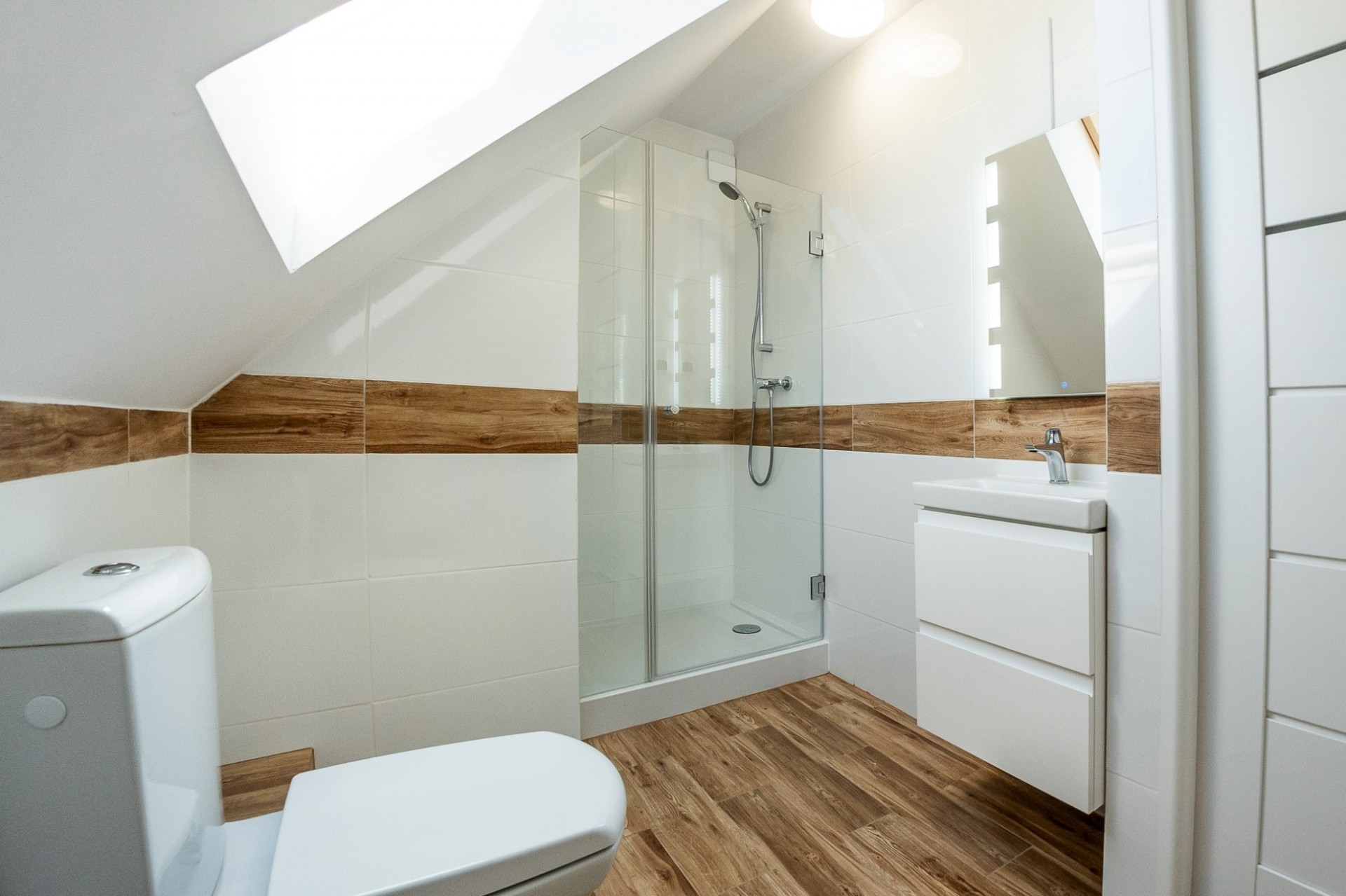 Domek piętrowy z dwiema łazienkami całoroczny - 3 sypialnie i salon