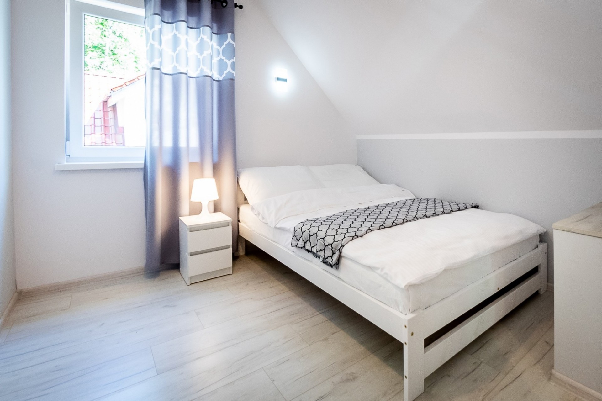 Domek piętrowy z dwiema łazienkami całoroczny - 2 sypialnie i salon