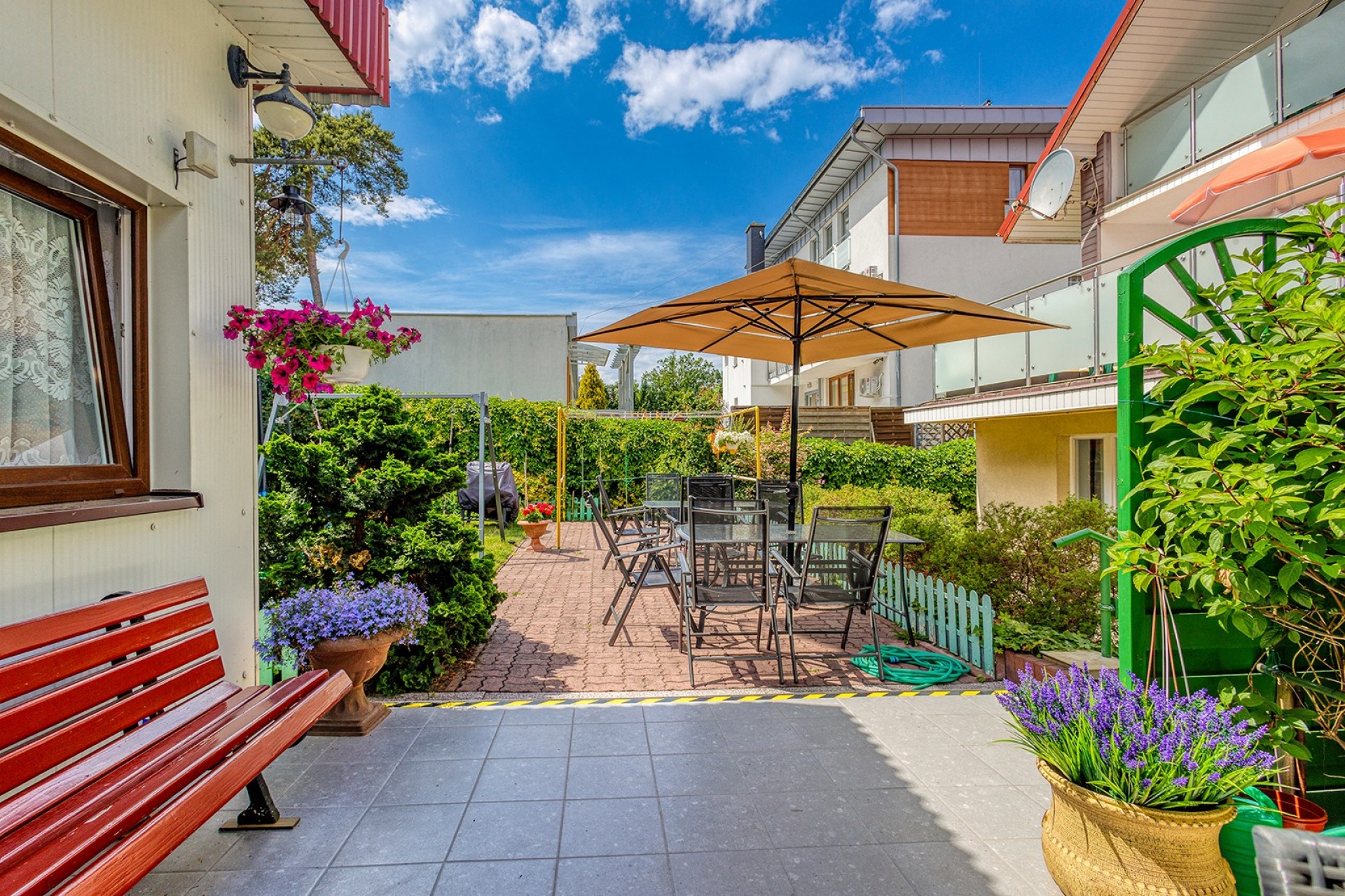 widok na ogródek ze stolikami dla gości