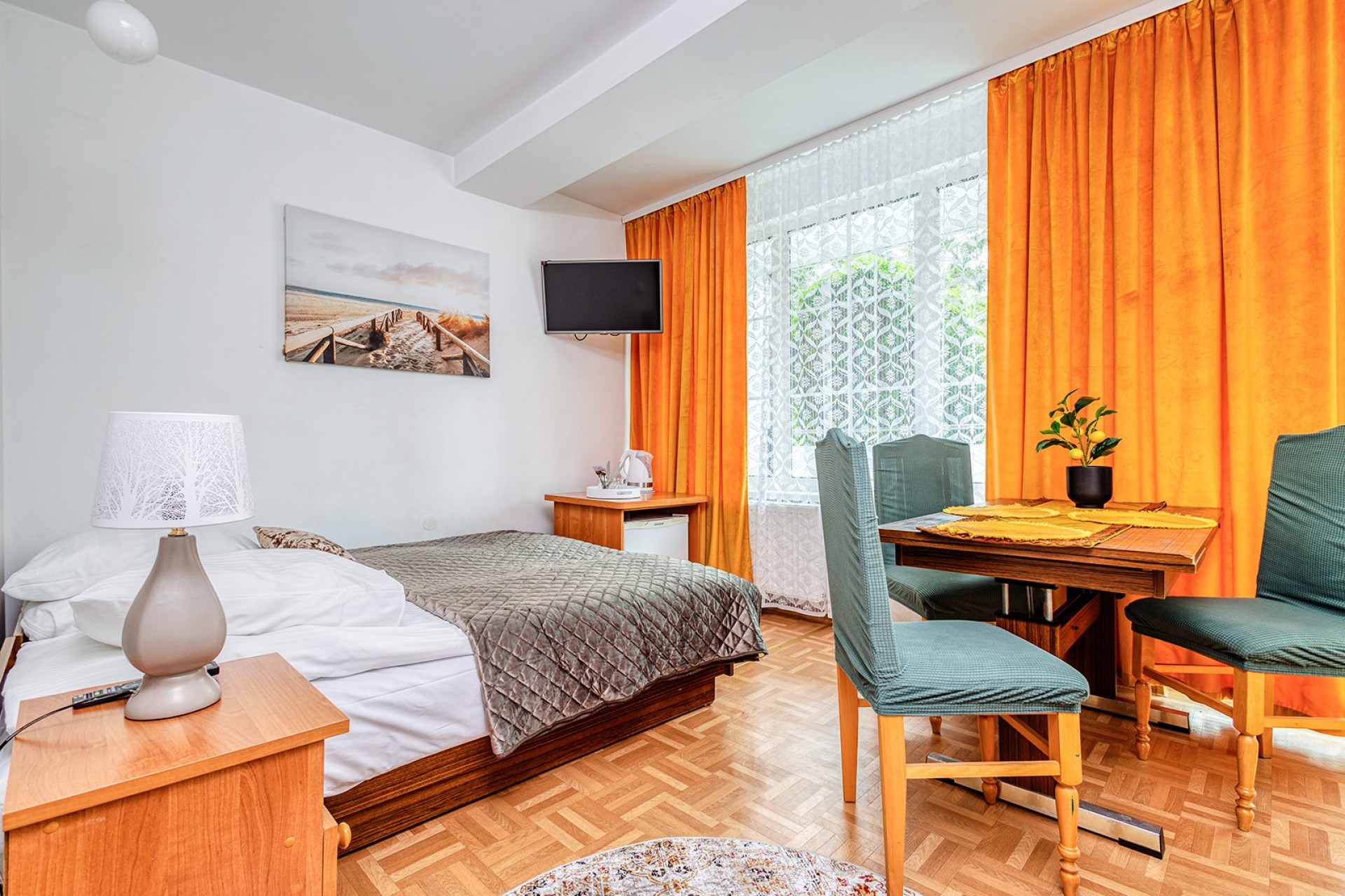 Pokój nr 15 z dużym oknem i balkonem