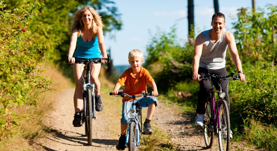 Gdzie nad morze z dziećmi? 10 sprawdzonych miejsc nad Bałtykiem (2026)