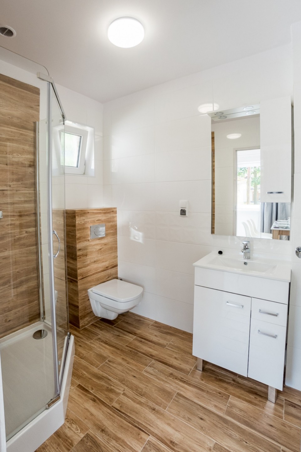 Domek piętrowy z dwiema łazienkami całoroczny - 2 sypialnie i salon