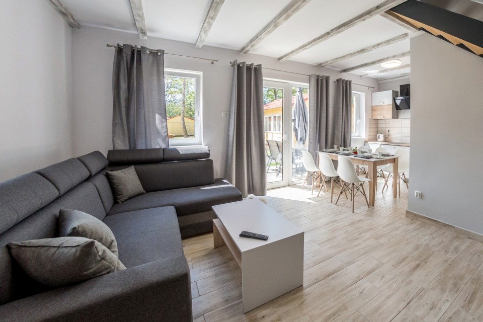 Domek piętrowy z dwiema łazienkami całoroczny - 2 sypialnie i salon