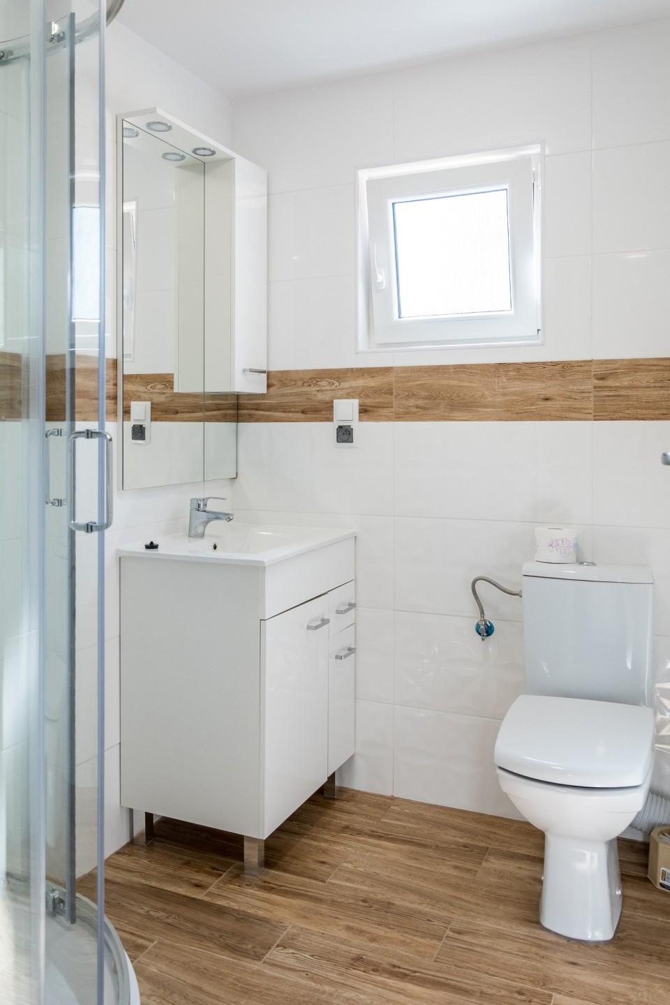 Domek piętrowy z dwiema łazienkami całoroczny - 2 sypialnie i salon