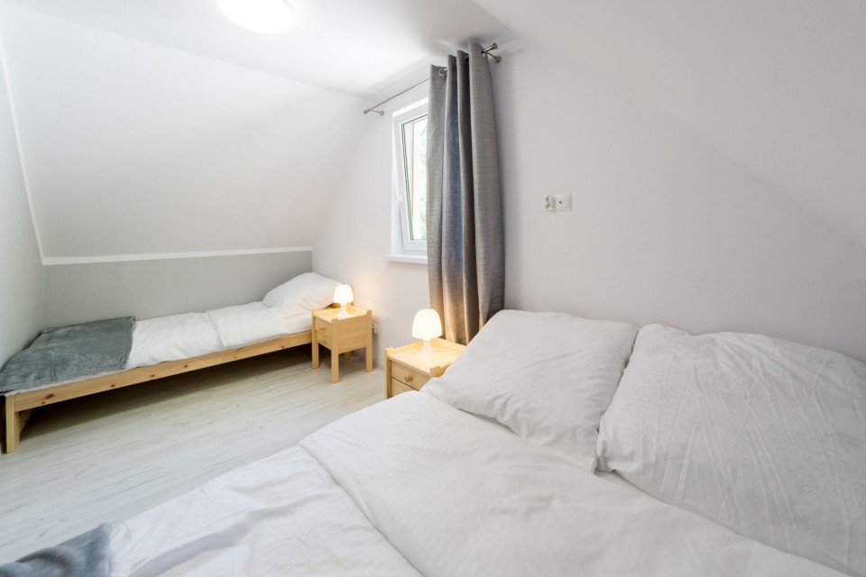 Domek piętrowy z dwiema łazienkami całoroczny - 2 sypialnie i salon