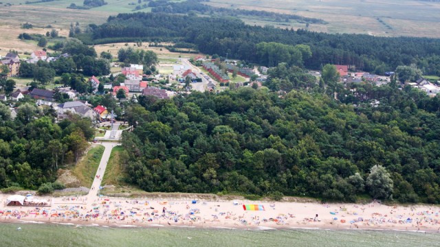 Plaża i zejście na plażę w Pustkowie z lotu ptaka