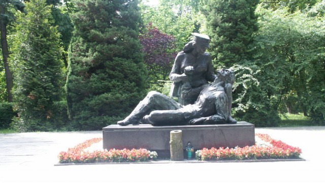 Pomnik w kołobrzeskim parku